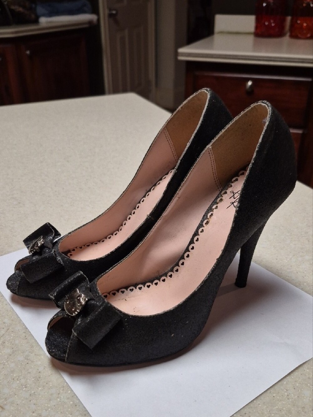 Hello Kitty Black Glitter Peep-Toe Bow Heels with Silver Logo Vintage Y2k- 8 - Picture 3 of 6